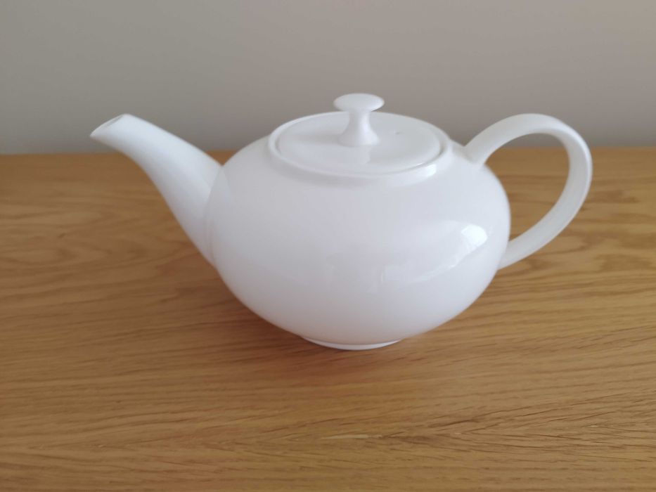 Biały, porcelanowy dzbanek do kawy / herbaty