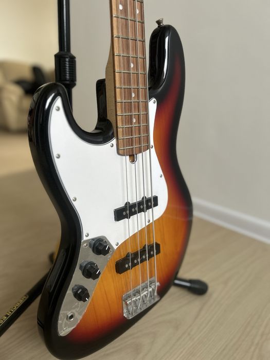 Leworęczna gitara basowa Bacchus Universe Series