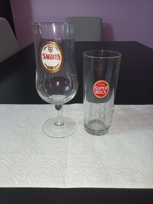 Copos de cerveja em vidro