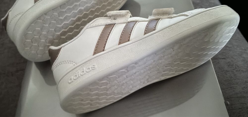 Ténis Adidas, tam. 26. Portes grátis!