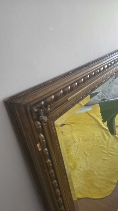 Espelho grande com moldura em madeira maciça e dourados