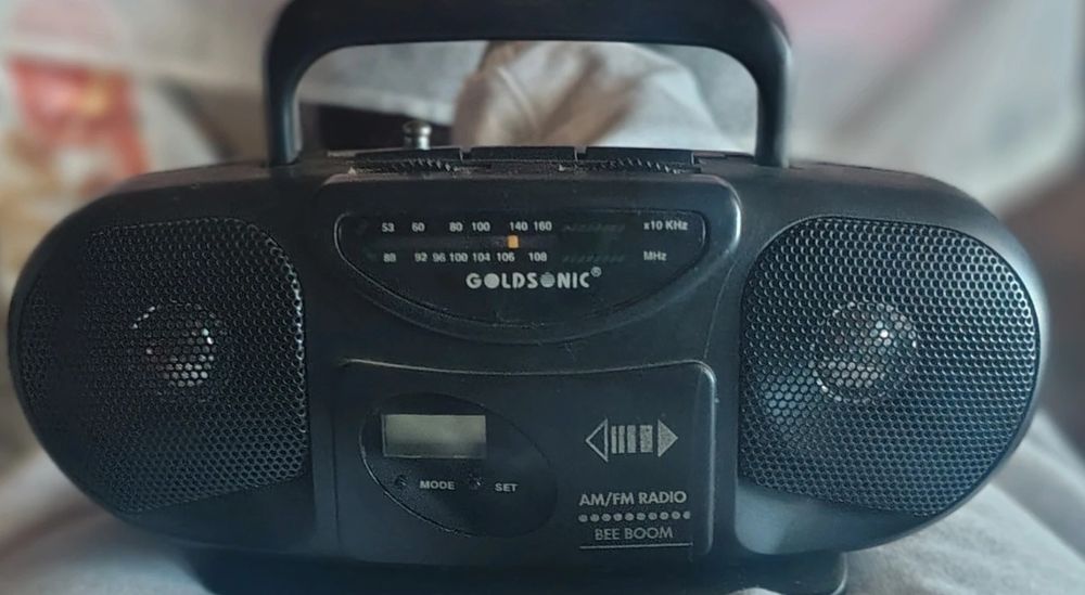 Małe radio Goldsonic na baterie lata 90