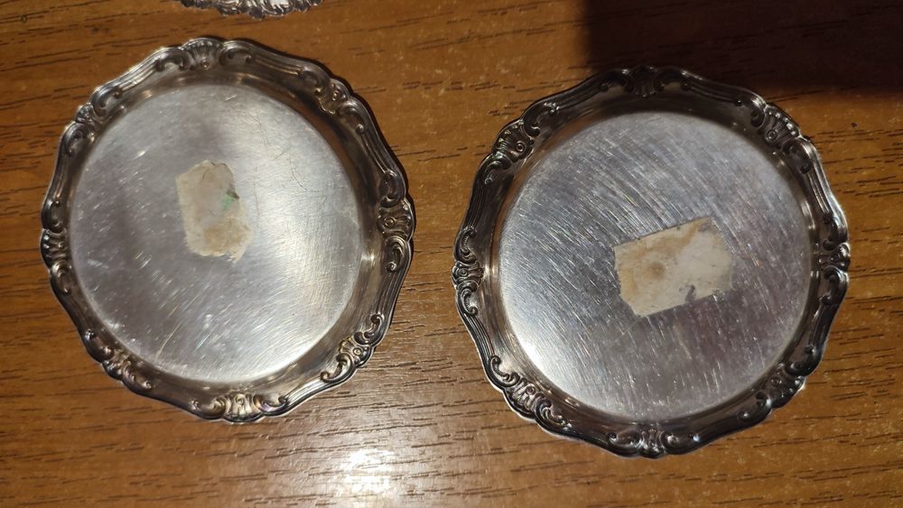 Spodki z motywem zdobiennym