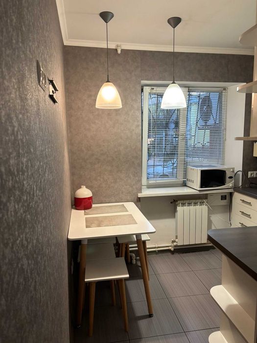 Продам затишну 3 к/к в районі площі Перемоги