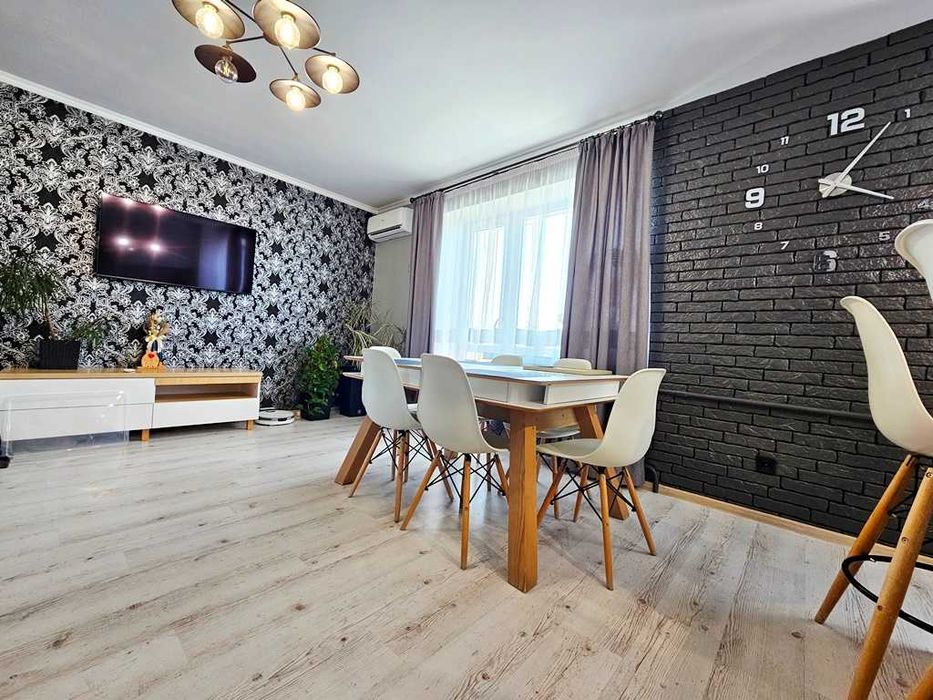 Продається простора та сонячна 4-кімнатна "чешка" з сучасним ремонтом, меблями, побутовою технікою та роздільними кімнатами