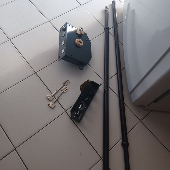 Vendo fecho de segurança para porta de entrada