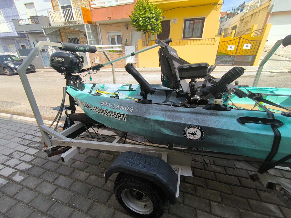Kayak a motor a gasolina marca Nucanoe para pesca