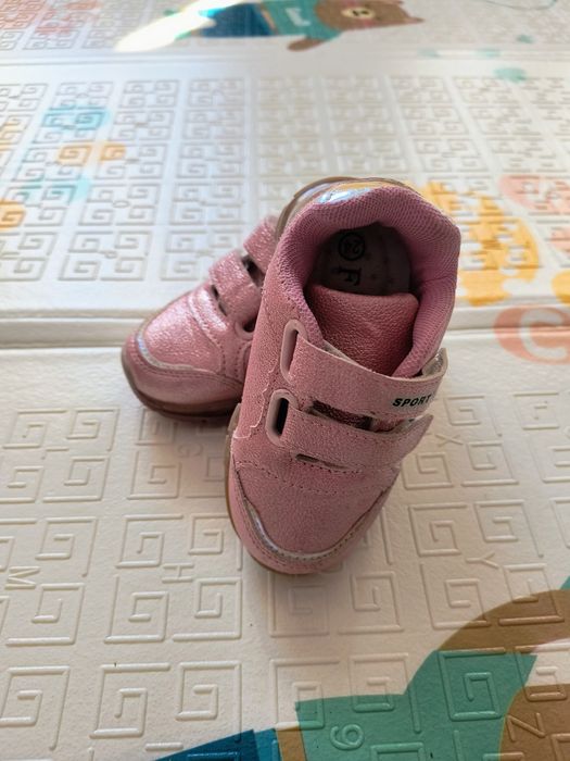 Дитячі кросівки для дівчинки