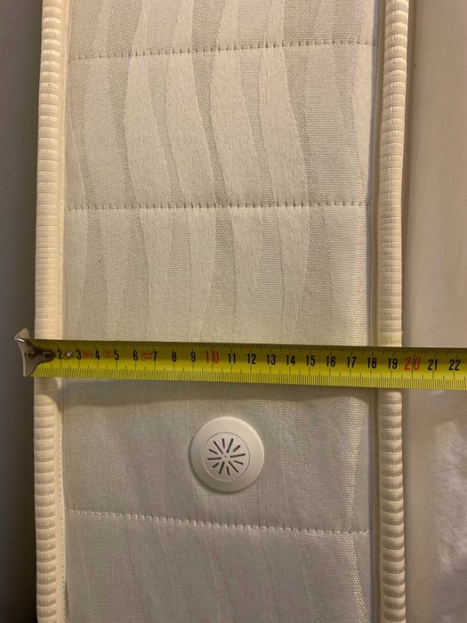 Colchão branco de solteiro