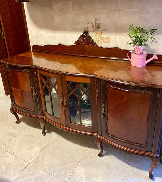 Conjunto mobília em madeira mogno