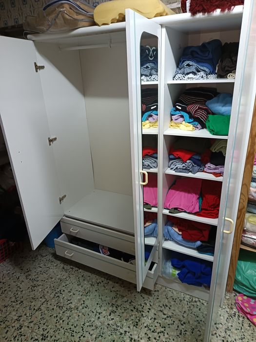 Roupeiro de 3 portas e 2 gavetas mais escrivaninha