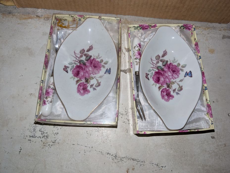 Два блюдца с вилочкой