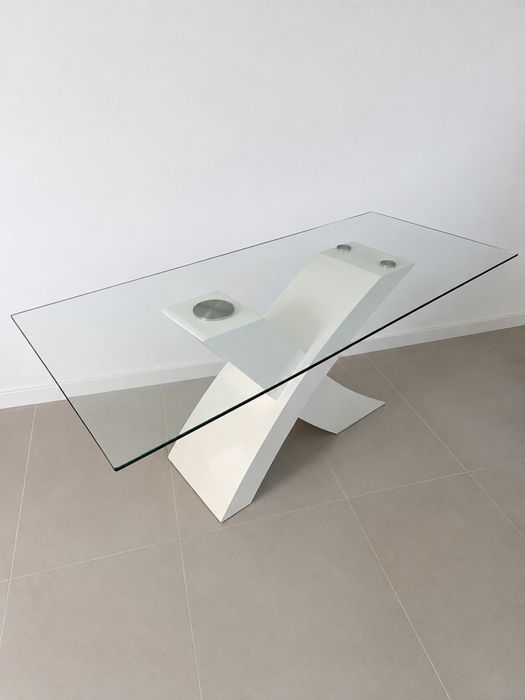 Mesa de sala de jantar, com tampo de vidro 2 metros de comprimento por 1 metro de largura. Tem um pequeno arranhão no pé como mostra a imagem.