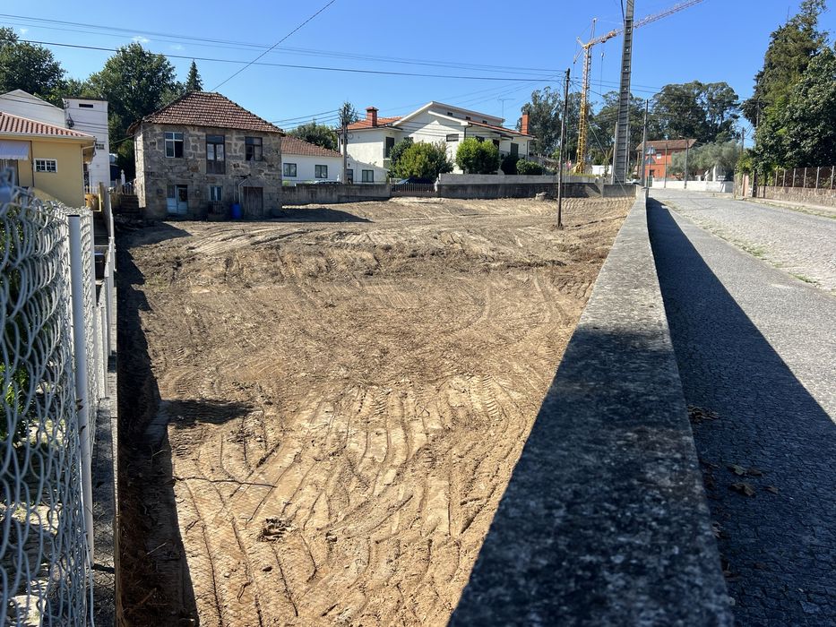 Casa para restauro com 1240 metros de terreno em Penafiel