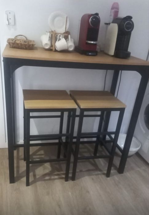 Mesa e dois bancos