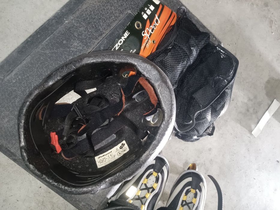 Vendo Patins  capacete e joelheiras. Pouco uso.