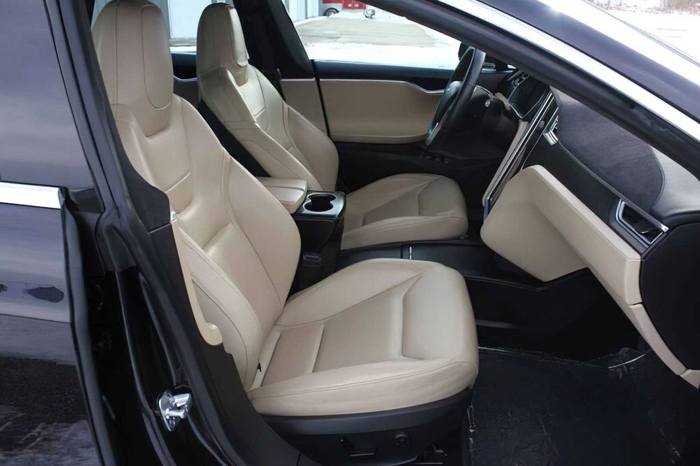Tesla Model S P85D      2016