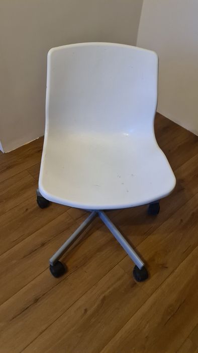 Dziecięce krzesło. Plastikowe siedzisko. Za darmo