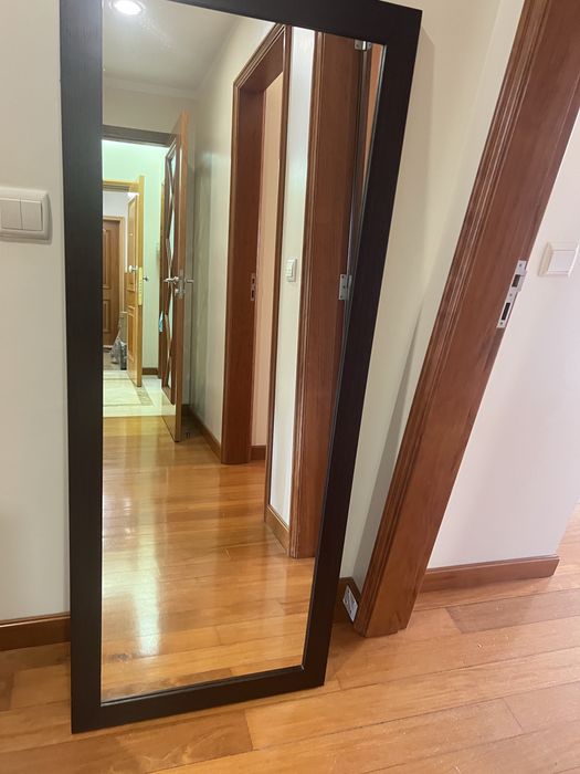 Espelho com moldura em madeira