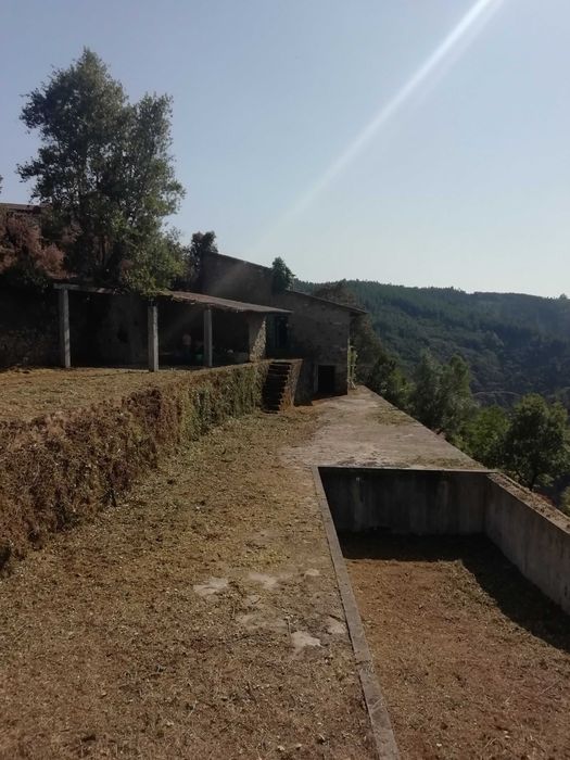 Limpeza de terrenos, matos jardins e outros afins