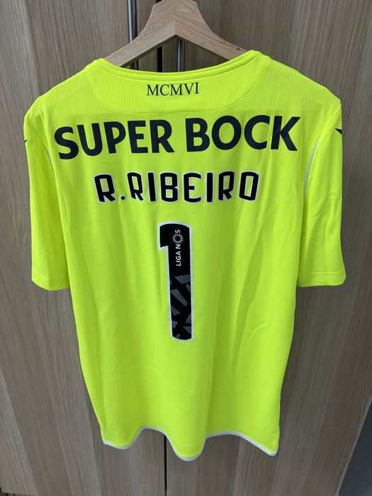 Camisolas oficias oferecidas pelos jogadores em campo