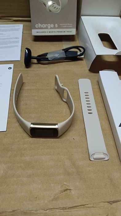 Smartwatch Fitbit Charge 5 beżowy