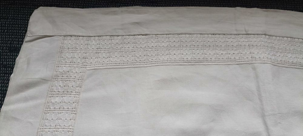 Lençol de linho branco com bordado