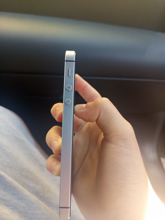 iPhone SE quase novo