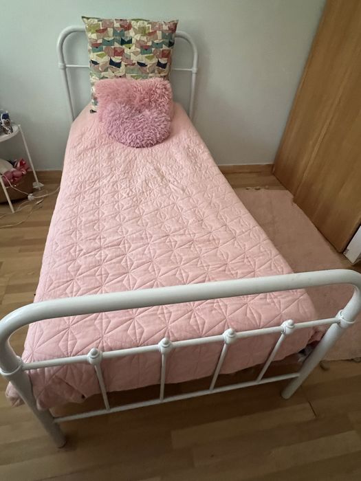 Cama de solteiro + colchão  (preço negociável)