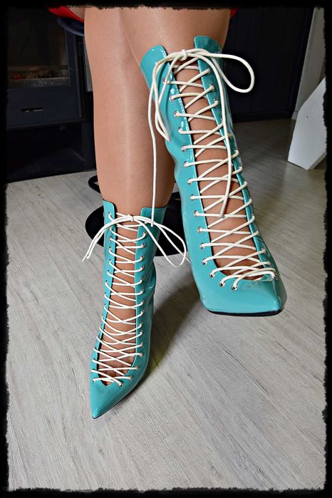 Przepiękne, szaro - niebieskie, lakierowane botki, szpilki, POLE DANCE, sznurowane, widać paluszki, szpilka wysokość: 10 cm, rozmiar: 40.