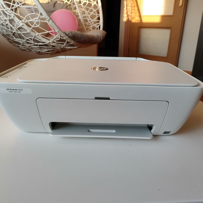 biała drukarka HP DeskJet 2620