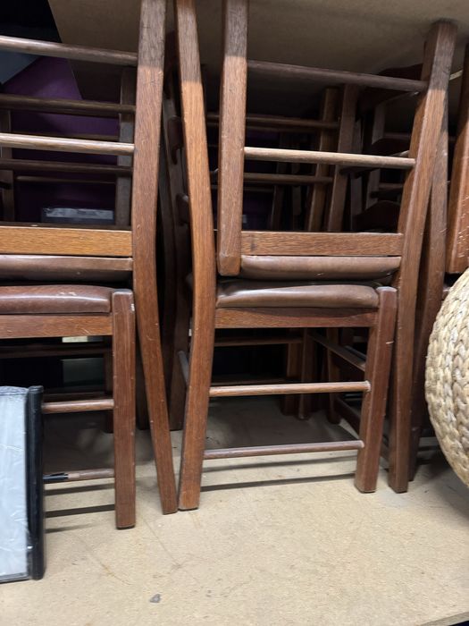 Cadeira com assento em semi pele