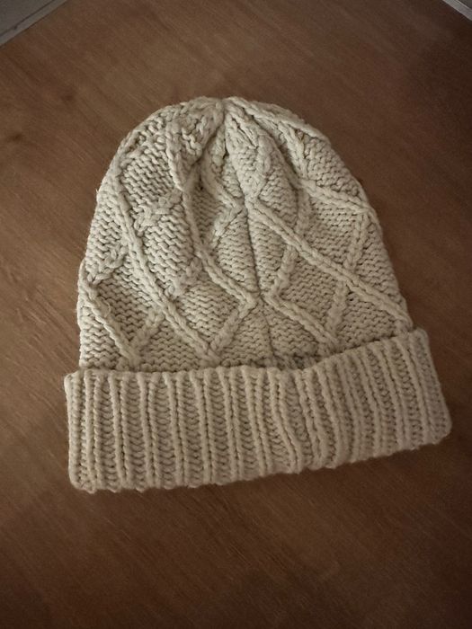 Biała ładna czapeczka G