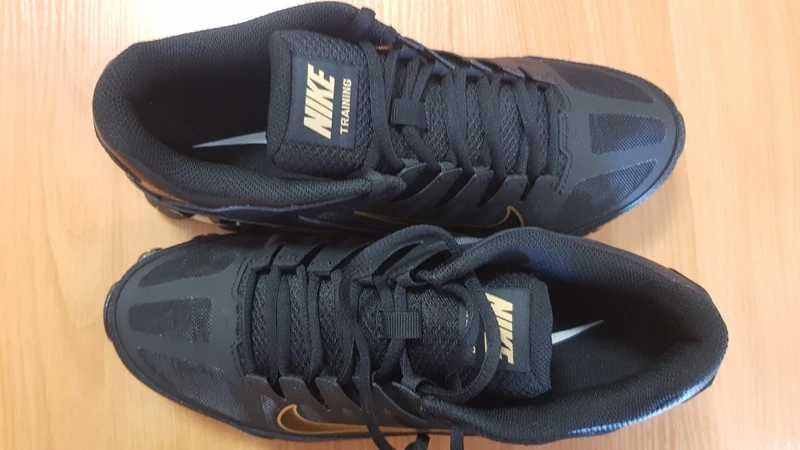 Buty  Nike Reax 8 TR Mesh Black/Metallic Gold – 42