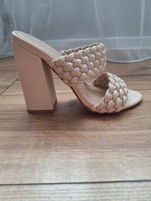 Klapki na słupku RAID 36 beżowe