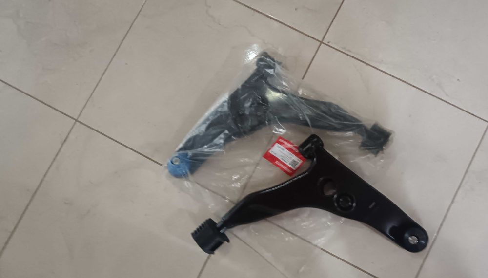 Triângulos e faróis Mitsubishi carisma 2001