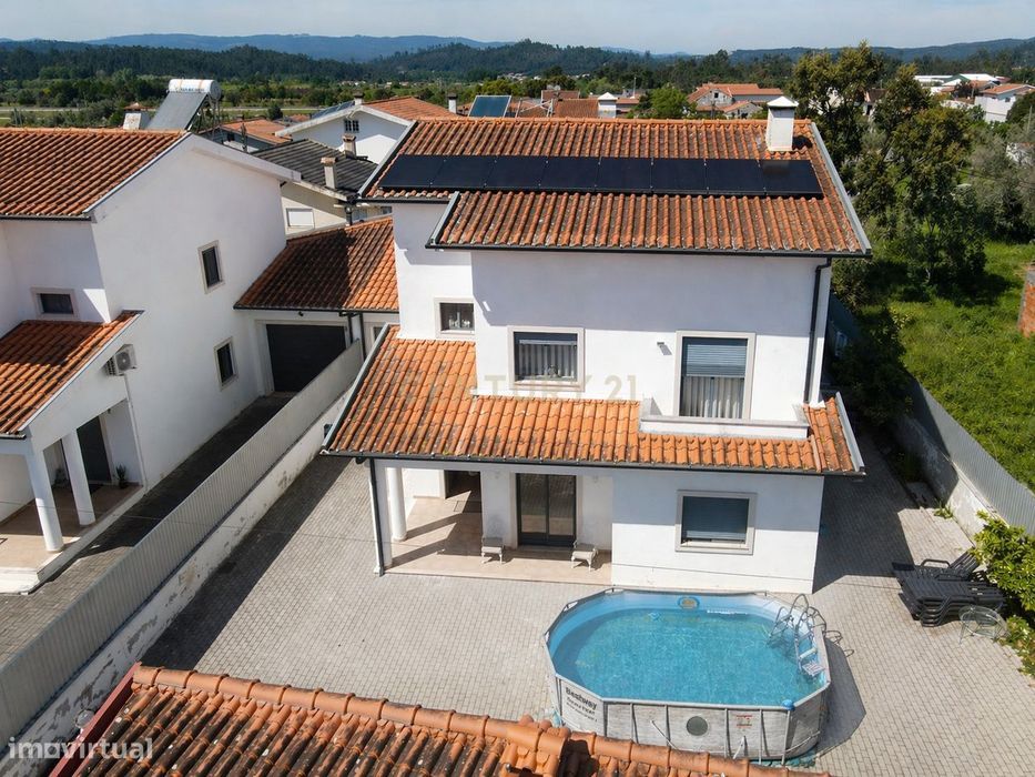 4-Bedroom Detached House with Garage, Attic, and Excellent Solar Exposure