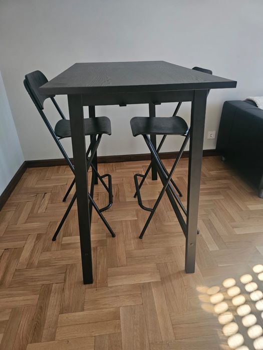 Mesa e duas cadeiras de cozinha