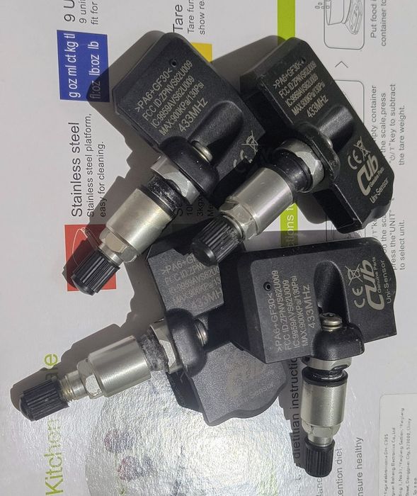 Komplet uniwersalnych czujników ciśnienia opon tpms