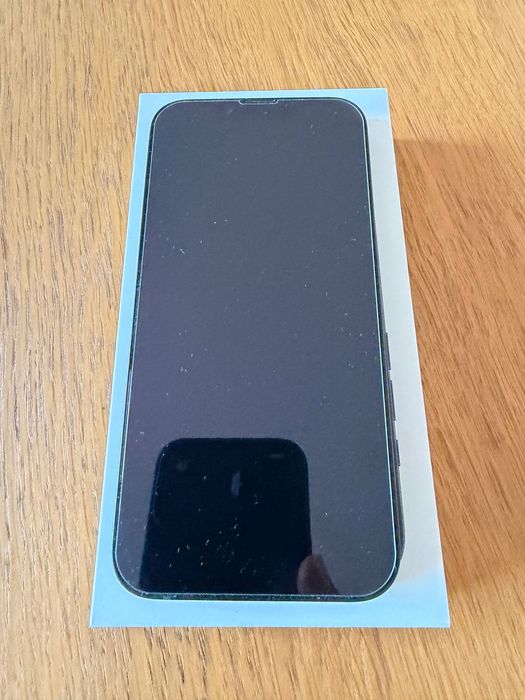 IPhone 17e novo. Comprado em março de 2026 em estado imaculado.