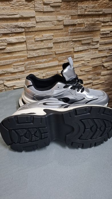 Продам нові кросівки