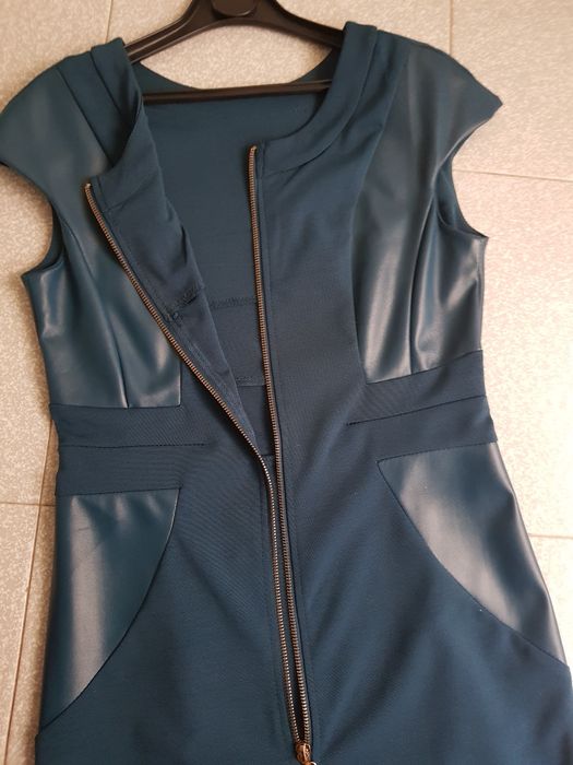 Vestido imitação pele e tecido, com feixo em metal dourado.