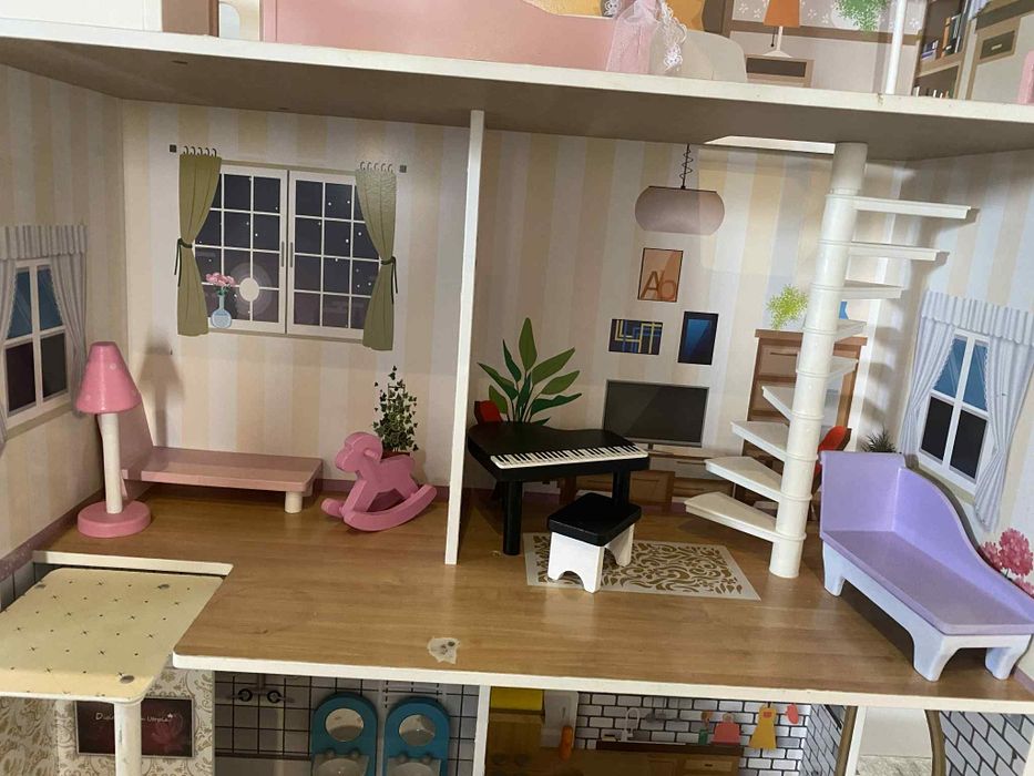 Domek dla lalek z windą i ogródkiem