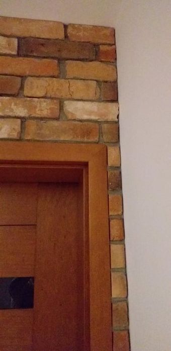 Układanie cegły  na ściane