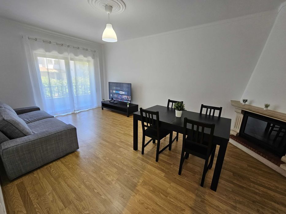Quarto suite com varanda em apartamento remodelado e mobilado