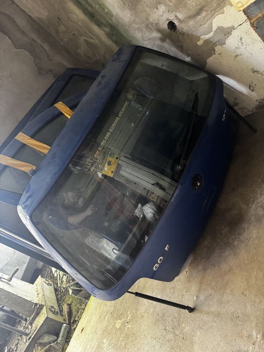 Golf 4-portas, mala, capot, óticas e parachoques