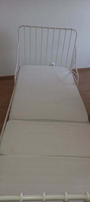 Cama de criança com estrado e colchão