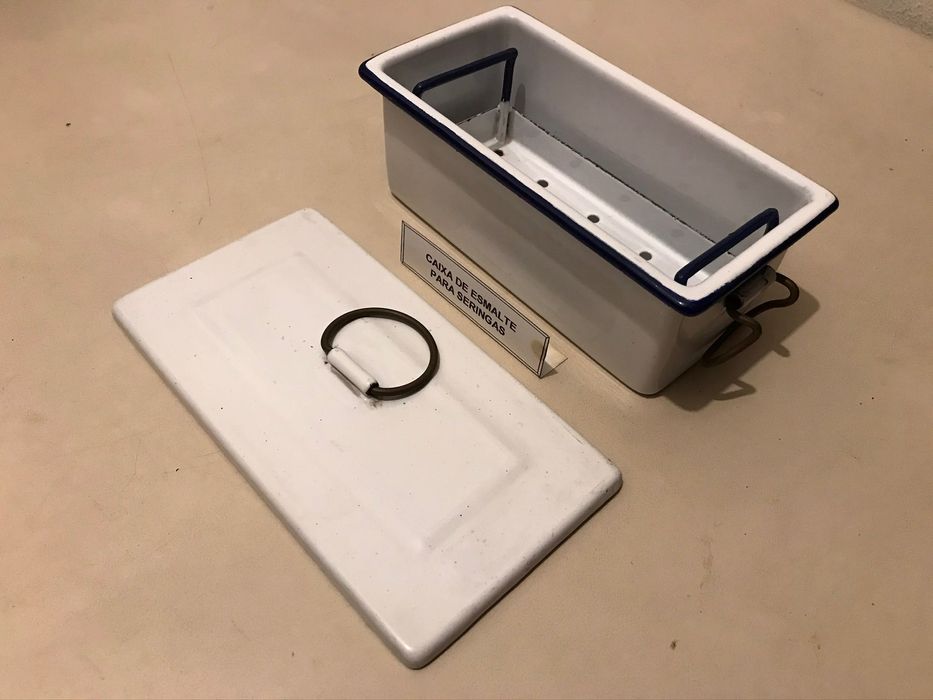 Caixa de esmalte para seringas antiga