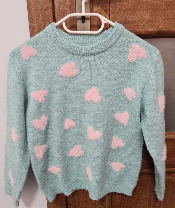 Swetrek 128 134 sweter zielony  w serca dziewczęcy