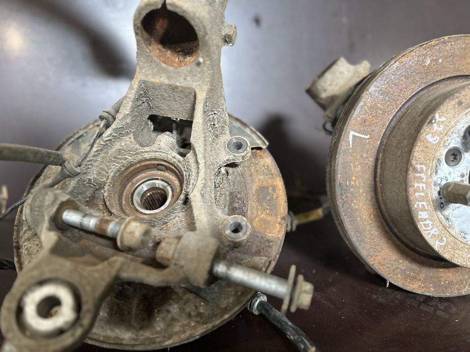 Ступиця / ступиці ліва , права / Цапфа Land rover freelender 2 / 2.2